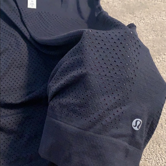 ❤️Mesh Lululemon Workout Tank size 6 ❤️ - Picture 3 of 3